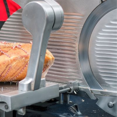 Feliatoare de carne gravitationale vs feliatoare automate. Comparatie tehnica