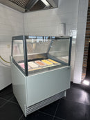 Vitrina de inghetata Komodo, expunere 6 cuve, -16/-18°C, racire ventilata, touch screen, iluminare LED, 550 W, clasa energetica C-12