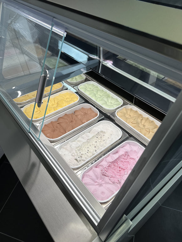 Vitrina de inghetata Komodo, expunere 6 cuve, -16/-18°C, racire ventilata, touch screen, iluminare LED, 550 W, clasa energetica C