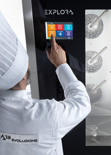 Bucatar care foloseste ecranul tactil de 7 inch al cuptorului Tecnodom Explora Evoluzione PF7906