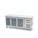 Masa refrigerata inox 2 10C, 3 usi sticla, cu roti Frigiderul tip masa de lucru