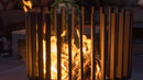 Flacari vii printre stalpii cosului de foc RedFire Irving Large