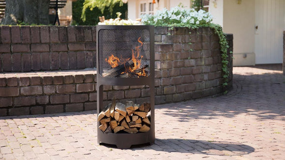 Focar RedFire Buffalo pe o alee pavata, cu lemne depozitate in interior