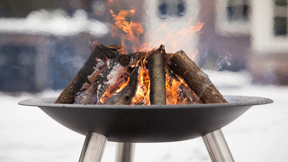 Focar RedFire Chicago aprins pe zapada, cu busteni in vas si picioare din inox