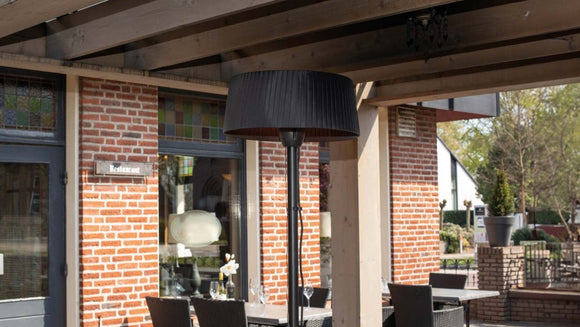 Sunred Artix Compact negru pe o terasa acoperita, langa mese