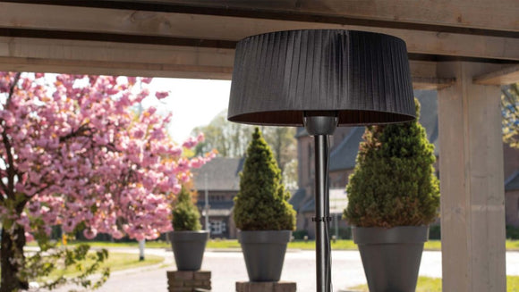 Sunred Artix Compact negru sub o pergola, langa o gradina cu flori