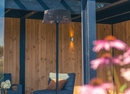 Sunred Artix Corda sub o pergola, langa un fotoliu de gradina