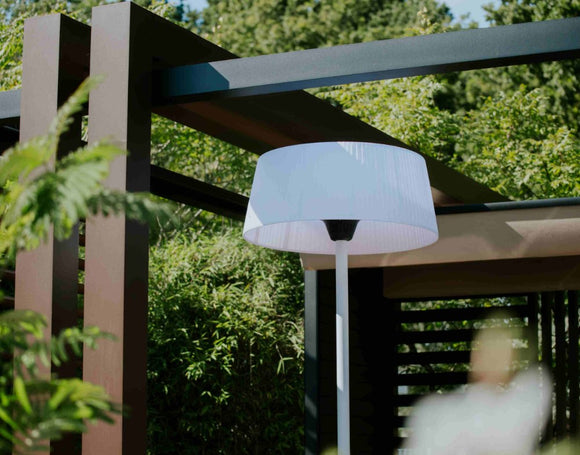 Sunred Artix alb langa o pergola, intr-o gradina