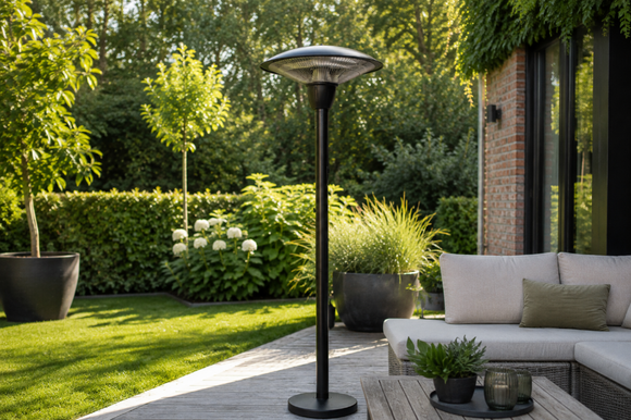 Sunred Barcelona pe stativ langa un set lounge intr-o gradina