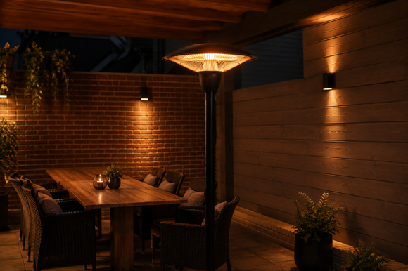 Sunred Barcelona aprins langa o masa de dining sub pergola, seara