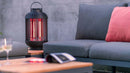 Sunred Indox aprins pe o masa joasa, langa un set lounge