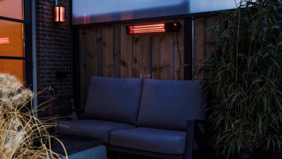 Sunred Triangle aprins seara deasupra unui set lounge