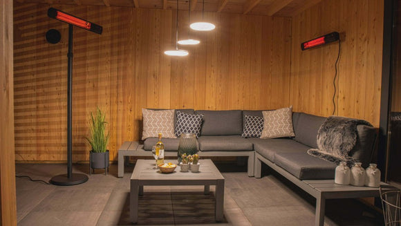 Sunred Dark montat deasupra unui set lounge pe terasa