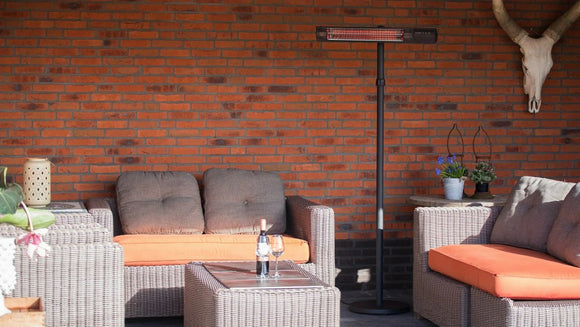 Sunred Dark pe stativ langa un set lounge, pe o terasa acoperita