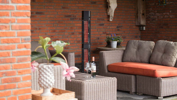 Sunred Valencia aprins langa un set lounge, pe o terasa