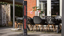 Sunred Valencia aprins langa o masa de dining in gradina