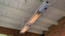 Sunred Ultra 3000 W aprins, suspendat sub tavanul unei terase acoperite