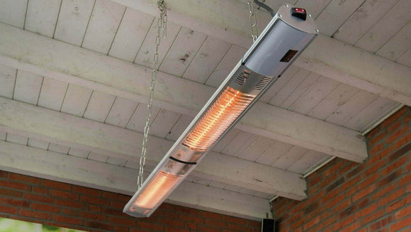 Sunred Ultra 3000 W aprins, suspendat sub tavanul unei terase acoperite