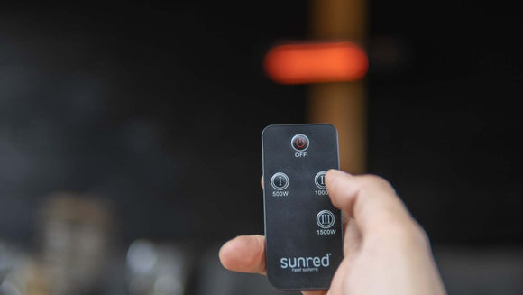 Telecomanda incalzitorului Sunred Fortuna tinuta in mana