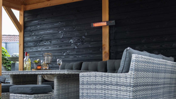 Sunred Fortuna montat pe perete, deasupra unui set lounge