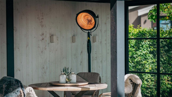 Sunred Indus aprins sub o pergola, langa o masa de gradina