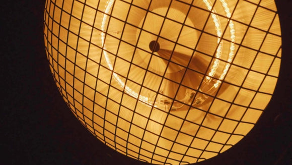 Detaliu tub halogen aprins in spatele grilajului Sunred Indus
