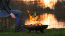 Vas de foc RedFire Salo Classic 60 cm aprins, langa un lac