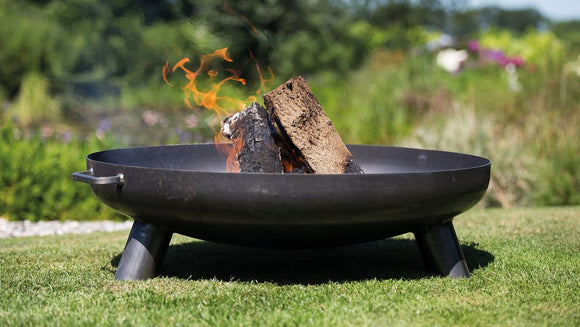 Vas de foc RedFire Salo Classic 80 cm aprins, langa un lac