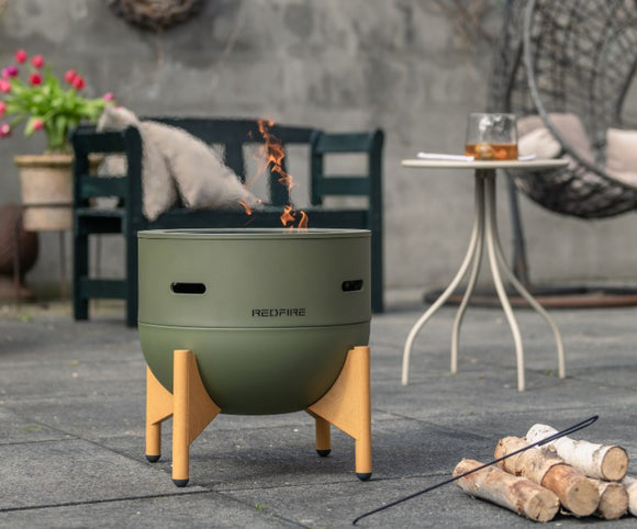 Vatra RedFire Jubilee verde pe o terasa, nealimentata