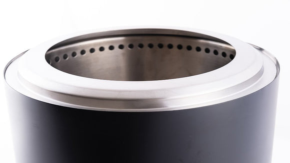 Marginea din inox a vetrei RedFire Volcano Large neagra, vazuta de aproape