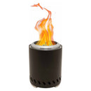 Vatra de masa RedFire Volcano Medium neagra, aprinsa, cu flacara in partea de sus, vazuta in studio