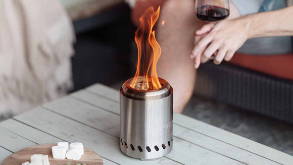 Vatra RedFire Volcano Small din inox, pe fundal alb, vazuta pe o parte