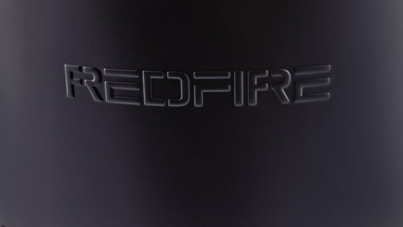 Detaliu cu logo-ul RedFire pe corpul negru al vetrei Volcano Extra Large
